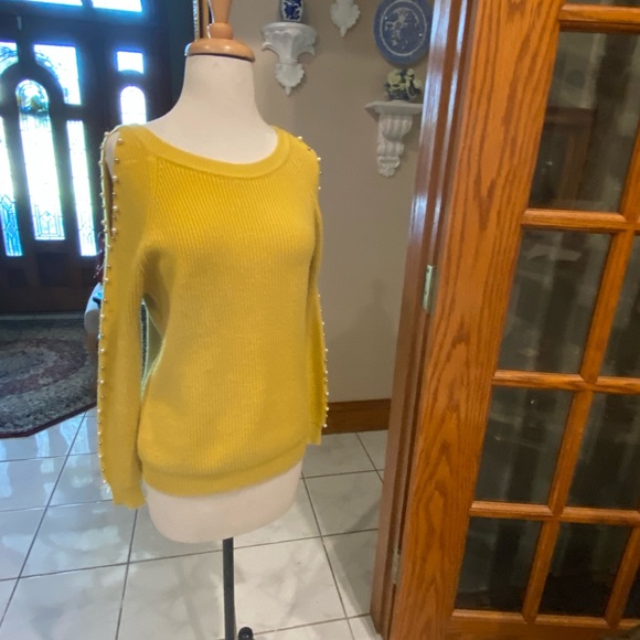 Yellow gold sweater with cold shoulders and peat & silver beading on the sleeves - Picture 7 of 8